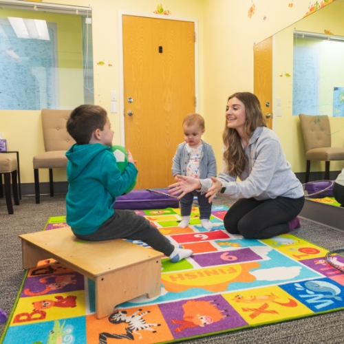 kayla-with-toddler-and-baby-pediatric-physical-therapy-Inspire-Physical-Therapy-Pediatric-PT-Beaverton-OR